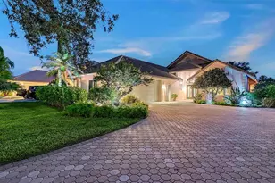 5476 Golf Pointe Dr, Sarasota, FL 34243 - Photo 2