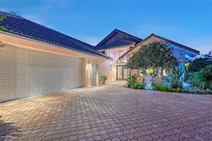 5476 Golf Pointe Dr, Sarasota, FL 34243 - Photo 6