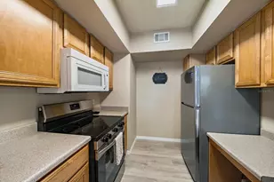 1010 Villagio Cir, Sarasota, FL 34237 - Photo 10