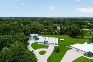 1305 Greenfield Cir, Venice, FL 34292 - Photo 2