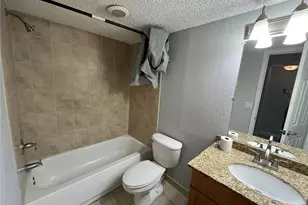 2610 Coconut Bay Ln Ln, Sarasota, FL 34237 - Photo 8