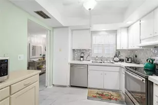 2327 Waterbluff Pl, Sarasota, FL 34231 - Photo 12