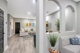 3827 Parkridge Cir, Sarasota, FL 34243 - Photo 8