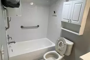 2700 Coconut Bay Ln, Sarasota, FL 34237 - Photo 10