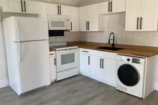 31 W Oakwood St, Tarpon Springs, FL 34689 - Photo 2