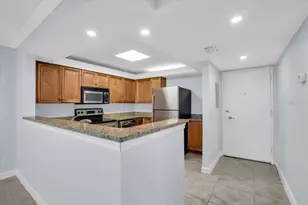 2755 Coconut Bay Ln, Sarasota, FL 34237 - Photo 2