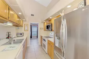 3911 77th Pl E, Sarasota, FL 34243 - Photo 10