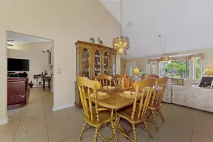 3911 77th Pl E, Sarasota, FL 34243 - Photo 8