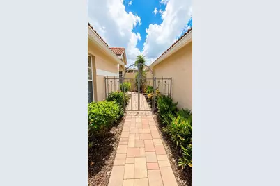 4096 Lyndhurst Court, Sarasota, FL 34235 - Photo 2