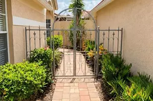 4096 Lyndhurst Ct, Sarasota, FL 34235 - Photo 2