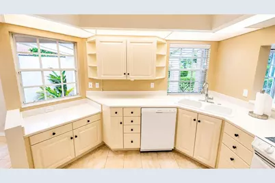 4096 Lyndhurst Court, Sarasota, FL 34235 - Photo 4