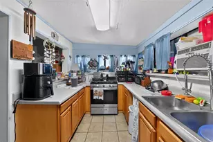 806 35th St W, Bradenton, FL 34205 - Photo 8