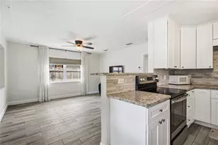 2924 Hillview St, Sarasota, FL 34239 - Photo 10