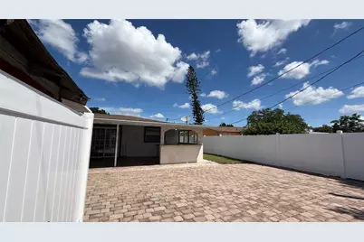 3100 Lake Ridge Drive, Sarasota, FL 34237 - Photo 12