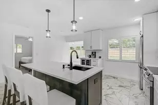 2347 Tangerine Dr, Sarasota, FL 34239 - Photo 14
