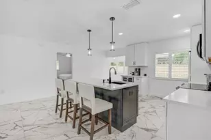 2347 Tangerine Dr, Sarasota, FL 34239 - Photo 10