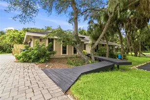 902 Drakeswood Ct, Sarasota, FL 34232 - Photo 2