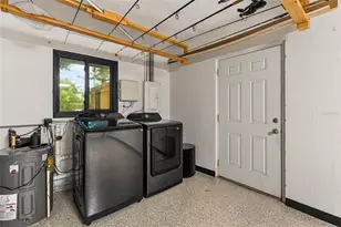 2410 Valencia Dr, Sarasota, FL 34239 - Photo 28