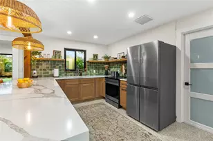 2410 Valencia Dr, Sarasota, FL 34239 - Photo 8