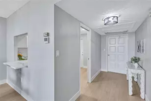 7461 W Country Club Dr N, Sarasota, FL 34243 - Photo 10