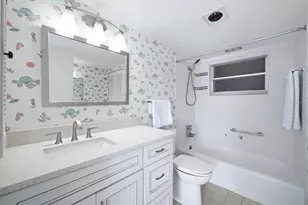 800 Benjamin Franklin Dr, Sarasota, FL 34236 - Photo 14