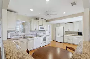 3262 Brockton Ln, Sarasota, FL 34239 - Photo 14