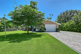 305 Hills Rd, Nokomis, FL 34275 - Photo 2