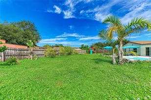 2219 Lockwood Meadows Cir, Sarasota, FL 34234 - Photo 12