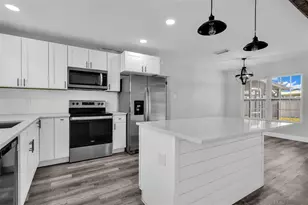 246 Magellan Dr, Sarasota, FL 34243 - Photo 6