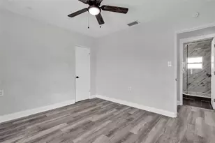 246 Magellan Dr, Sarasota, FL 34243 - Photo 32