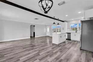 246 Magellan Dr, Sarasota, FL 34243 - Photo 4