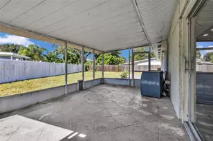 246 Magellan Dr, Sarasota, FL 34243 - Photo 8
