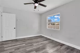 246 Magellan Dr, Sarasota, FL 34243 - Photo 28