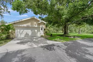 4239 Carriage Dr, Sarasota, FL 34241 - Photo 2