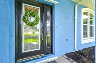 7129 Queen Palm Cir, Sarasota, FL 34243 - Photo 4