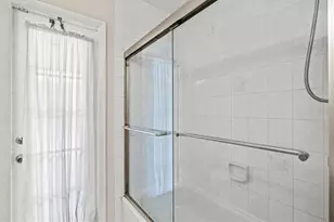 7129 Queen Palm Cir, Sarasota, FL 34243 - Photo 32