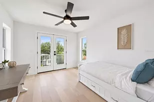 1647 Siesta Dr, Sarasota, FL 34239 - Photo 32