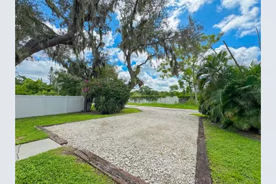 2751 72nd Avenue Drive E, Sarasota, FL 34243 - Photo 4
