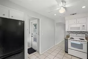 3185 Regatta Cir, Sarasota, FL 34231 - Photo 8