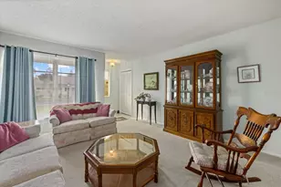 2913 Captiva Gardens Dr, Sarasota, FL 34231 - Photo 4