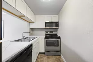 7169 E Bank Dr, Tampa, FL 33617 - Photo 8