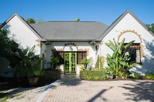1230 Estremadura Dr, Bradenton, FL 34209 - Photo 2