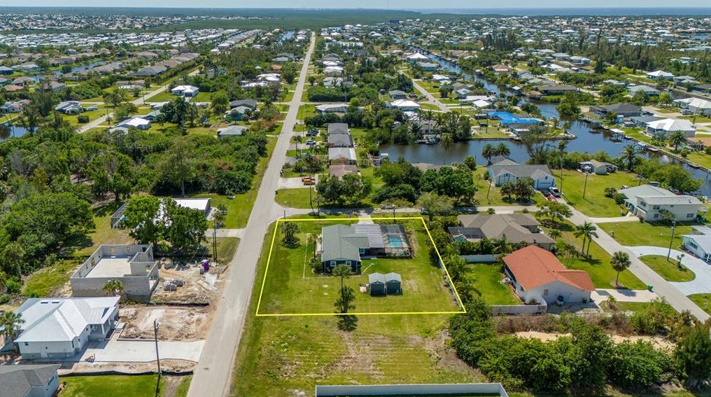 3319 Palm Dr, Punta Gorda FL  33950-3117 exterior