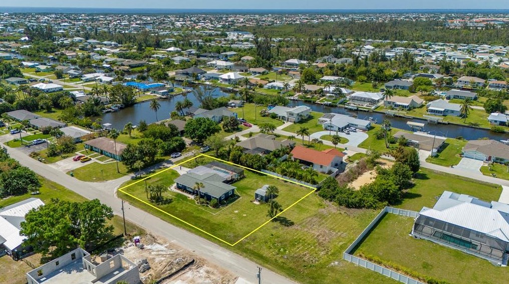 3319 Palm Dr, Punta Gorda FL  33950-3117 exterior