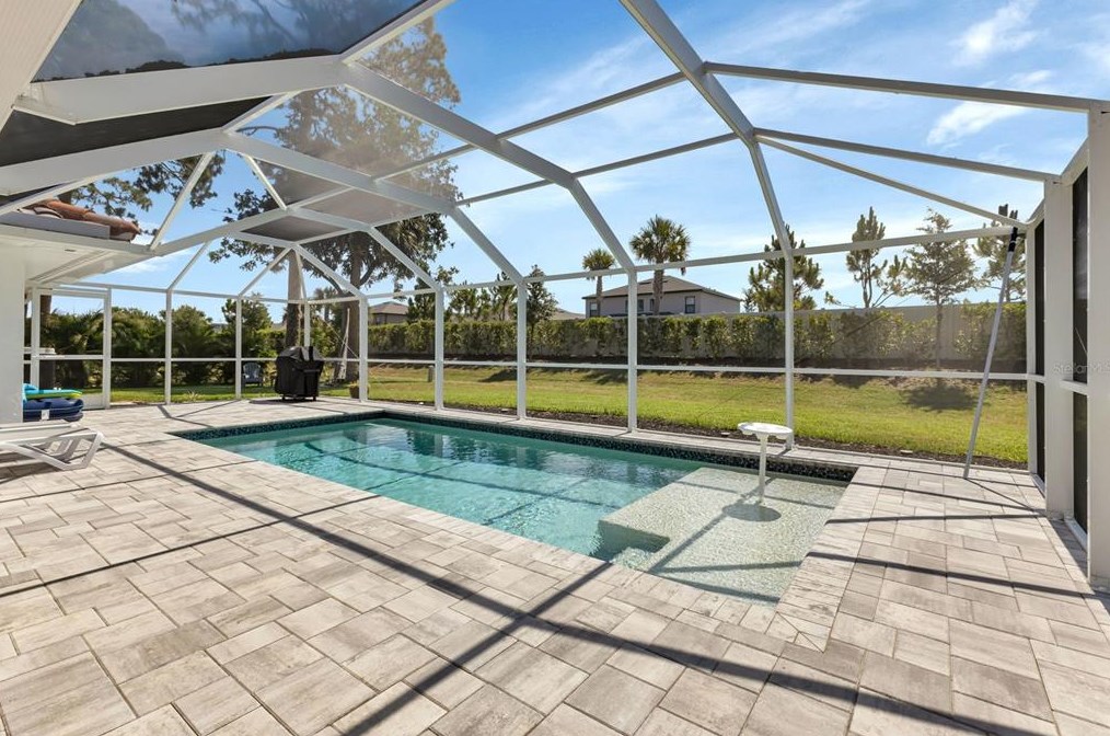 2212 Lakewood Dr, Nokomis, FL 34275-3570