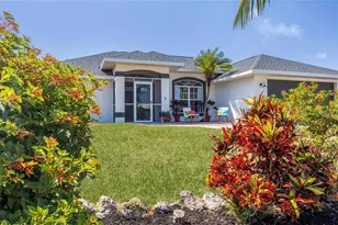 32 Oakland Hills Ct, Rotonda West, FL 33947 - Photo 2