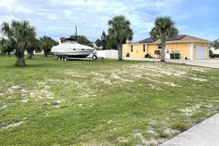 18319 Arapahoe Cir, Port Charlotte, FL 33948 - Photo 2