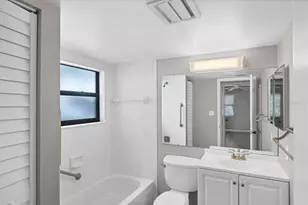 626 Bird Bay Dr S, Venice, FL 34285 - Photo 8