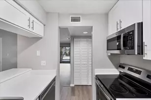 626 Bird Bay Dr S, Venice, FL 34285 - Photo 4