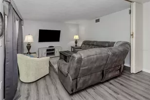 437 Cerromar Ln, Venice, FL 34293 - Photo 6